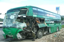 2 ô tô đấu đầu nát bét, 9 người thương vong