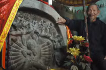 Ly kỳ phiến đá được vua phong hiệu phu nhân