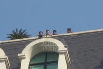 Leo lên nóc toà nhà Pacific doạ tự tử vì thua lỗ