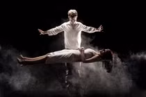 Vén màn bí ẩn đằng sau ảo thuật "khinh công"