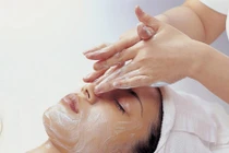 Da mụn có nên dùng gói tẩy da chết?