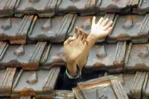 “Dân khóc quan chức mới cho bú“