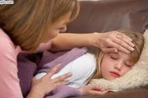 Con cao huyết áp do mẹ cho dùng thuốc nhỏ mũi