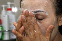 Tránh mụn do dưỡng ẩm da mùa thu đông