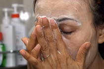 Tránh mụn do dưỡng ẩm da mùa thu đông