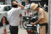 Xấu hổ khi xun xoe, quỵ lụy CSGT để xin tha phạt 