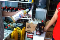 “Thần dược” tiết kiệm xăng chỉ tốn tiền, vô ích và...hại xe