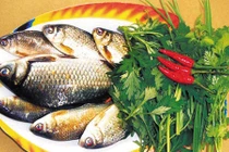 Canh cá diếc ngải cứu giúp phục hồi sức khoẻ 