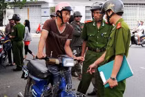 Quản không được thì cấm, cấm không xong thì... phạt