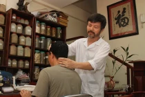 Uống thuốc kết hợp bấm huyệt trị huyết áp cao 