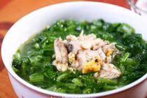 Canh cải cúc trứng gà trị huyết áp cao