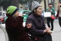 Giữ ấm đúng cách cho người già 