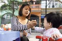 Trẻ giật mình và khóc lúc nửa đêm có bị chậm lớn?