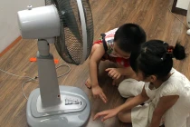Bật quạt trong phòng điều hòa có làm bớt lạnh?