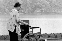 Cách xử lý đau ngực khi đi bộ sau mổ tim