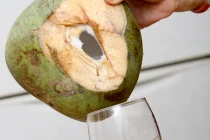 Muốn giảm cân nên uống nước dừa