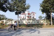 Tiền tấn ở đâu... quan Việt tậu biệt thự khủng, siêu xe?