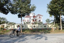 Tiền tấn ở đâu... quan Việt tậu biệt thự khủng, siêu xe?