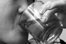 Không tùy tiện uống thuốc với nước chè