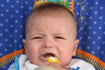 Con bị sặc vì mẹ bịt mũi cho ăn