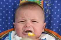 Con bị sặc vì mẹ bịt mũi cho ăn