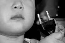 Suýt tử vong khi cắm điện quạt máy