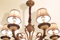 Dùng đèn chùm tốn điện, hại mắt 