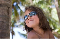 Có nên cho trẻ đeo kính mắt thời trang đi chơi?