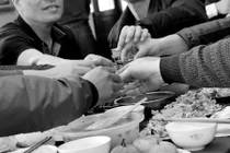 May mà nghỉ hưu vì kinh hãi tiệc rượu công sở