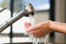 Sống giữa Thủ đô, hai cụ già 7 tháng không có nước