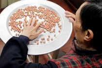 Thực phẩm khô bị mốc: Cạo, phơi, rửa... không hết độc