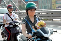 Trẻ nghẹt thở, trượt đốt sống vì địu sai cách