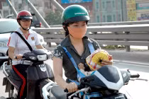 Trẻ nghẹt thở, trượt đốt sống vì địu sai cách