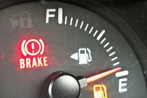 Khi kim xăng chạm vạch đỏ, xe chạy được bao lâu? 