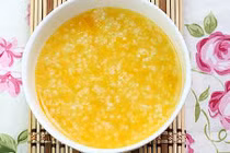 Nấu cháo bí đao cho người sốt xuất huyết