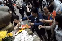 Trắng trợn bắt thần linh phục vụ