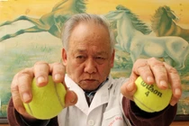 Tập bóp bóng phòng trị thoái hóa khớp tay