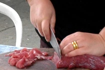 Ổ vi khuẩn, nấm mốc từ... đũa, thớt gỗ 