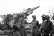 Cuộc đối đầu nghẹt thở giữa C2 và “pháo đài bay” B-52 