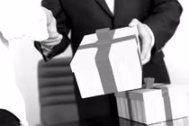 32 quan chức nộp lại quà biếu: Con số nực cười