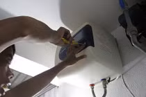 Tại sao bình nóng lạnh nhà bạn rò điện?