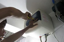 Tại sao bình nóng lạnh nhà bạn rò điện?