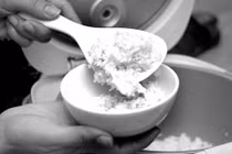 Tốn điện, cơm mất ngon vì nấu nồi to