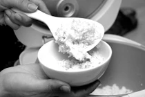 Tốn điện, cơm mất ngon vì nấu nồi to