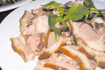 Vì sao ăn thịt chó lẫn thịt dê lại đi tả lỵ?