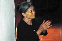 Cảm phục người mẹ nông dân nghèo nuôi 2 con đậu tiến sĩ