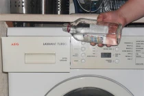 Giặt nước nóng giúp làm sạch máy giặt
