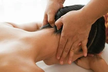 Thoát rối loạn tiền đình nhờ day bấm huyệt phong trì 