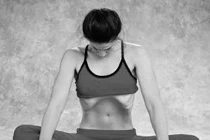 Tập tư thế “trống lòng” chữa trĩ