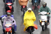 Cách tránh ngã khi lái xe máy dưới trời mưa phùn